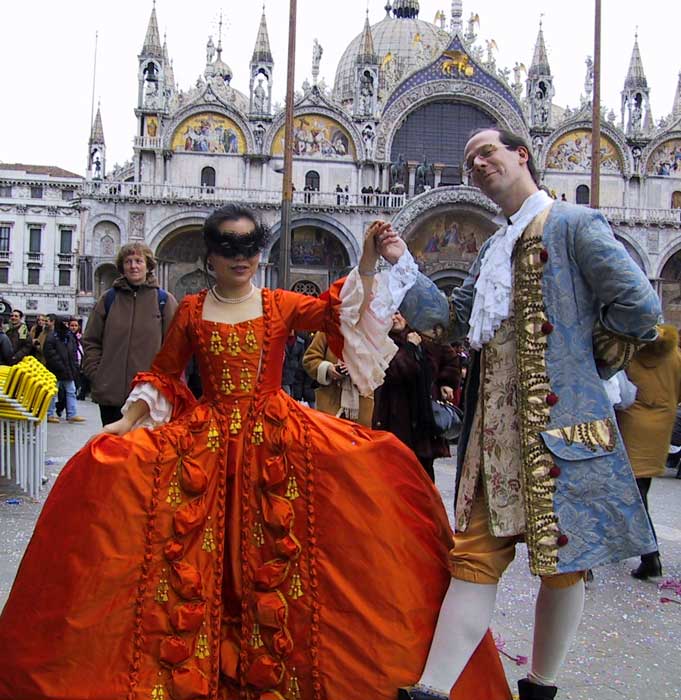 Couple-baroque-sur-la-Piazza-San-Marco