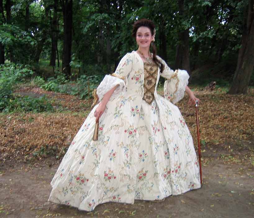 La-Dame-au-costume