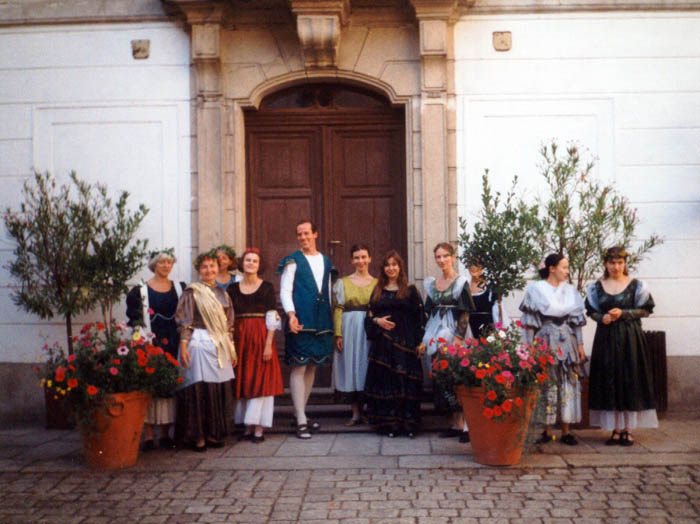 gruppenphoto-vor-dem-tor