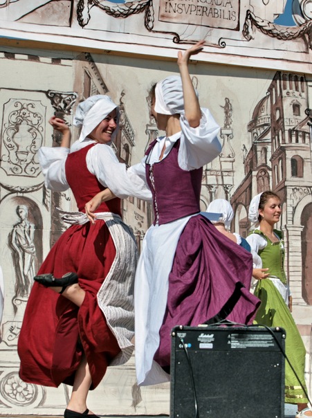 Сountry girls dancing